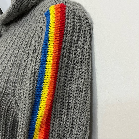 Gray rainbow sweater by Derek Heart is in excellent condition. Size small - Picture 5 of 10